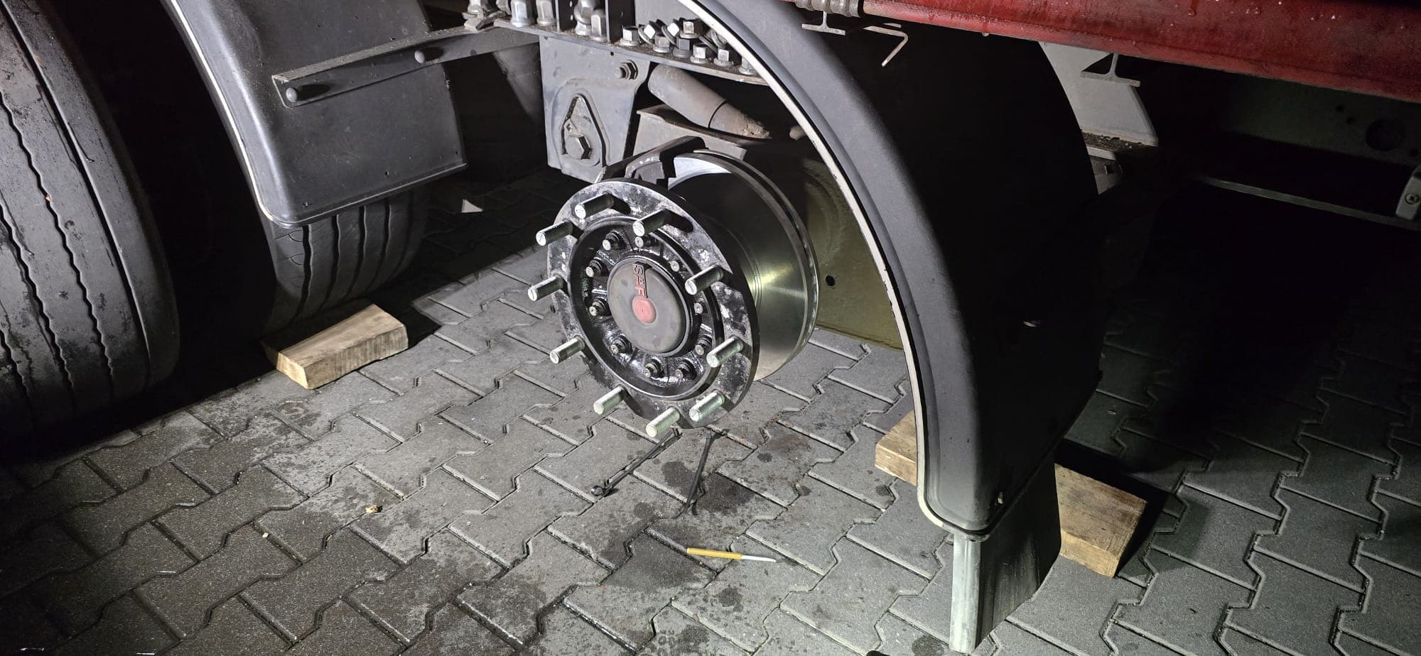 Koło ciężarówki w naprawie.