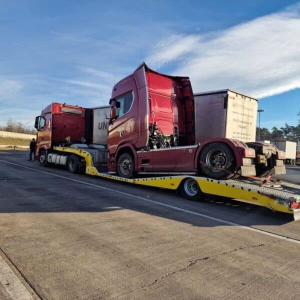 Czerwona ciężarówka na lawecie.