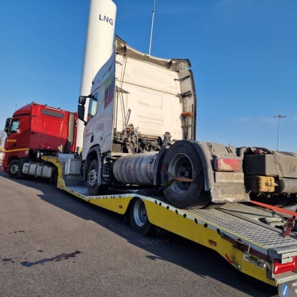 Biała ciężarówka na lawecie.