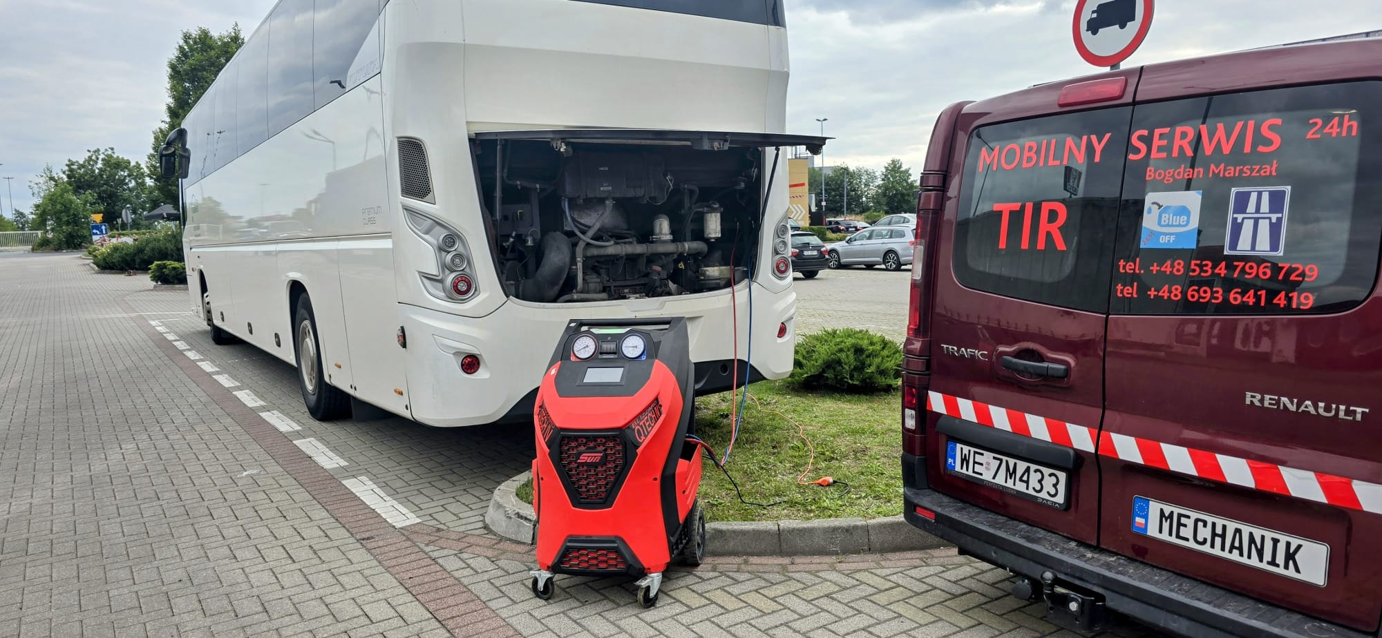 Serwis mobilny TIR naprawiający autobus.